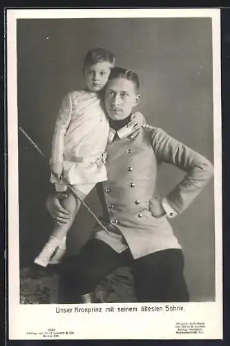 AK Kronprinz Wilhelm von Preussen in Uniform umarmt seinen ältesten Sohn mit Stock in der Hand