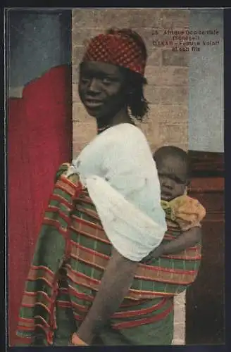 AK Dakar, junge Senegalesin mit ihrem Kind auf dem Rücken, afrikanische Volkstypen