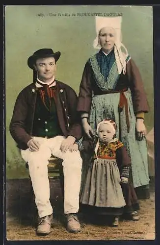 AK Une Famille de Plougastel Daoulas