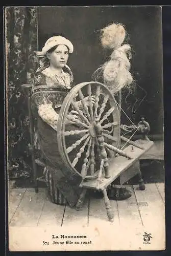 AK La Normandie, Jeune fille au rouet, Junges Mädchen am Spinnrad