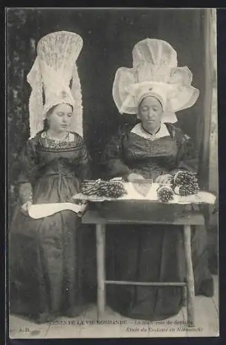 AK Scènes de la Vie Normande, La maîtresse de dentelle, Etude du Costume en Normandie, Frauen beim Klöppeln