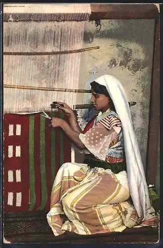 AK Marokkanerin webt einen Teppich in der Fabrik