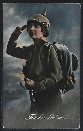 AK Fräulein Leutnant, Pickelhaube-Überzug und Uniform