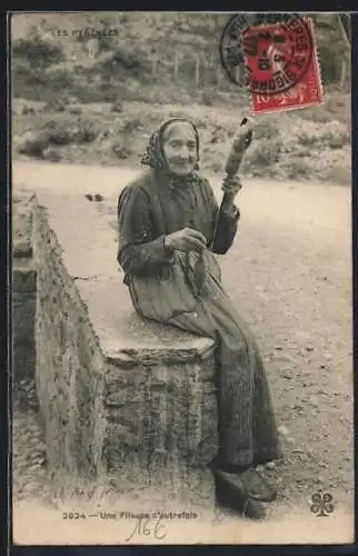 AK Aquitanien / Aquitaine, Les Pyrénées, Une Fileuse d`autrefois