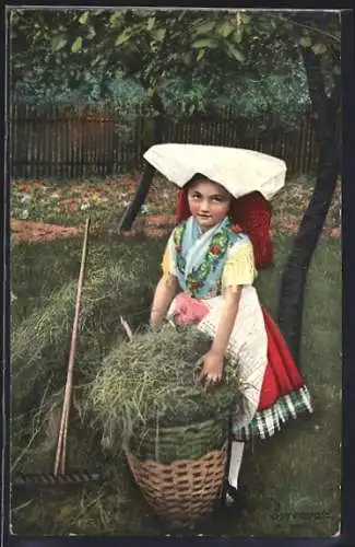 AK Spreewald, Mädchen in Tracht hilft bei der Gartenarbeit