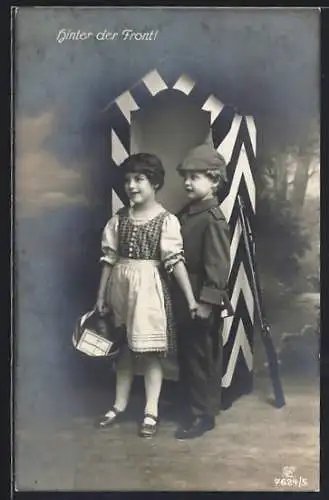 Foto-AK Kinder Kriegspropaganda, Hinter der Front, Kindersoldat in Uniform mit Pickelhaube & Gewehr auf Wachposten