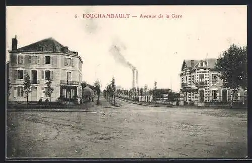 AK Fouchambault, Avenue de la Gare avec bâtiments et cheminées fumantes en arrière-plan