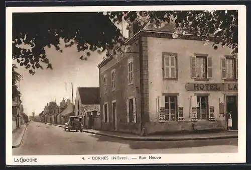 AK Dornes, Rue Neuve avec l`Hôtel La Cigogne et une voiture ancienne