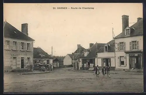 AK Dornes, Route de Chantenay avec bâtiments et passants