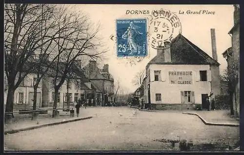 AK Dornes, La Grand`Place avec la pharmacie et des bâtiments historiques