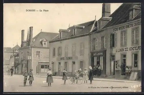 AK Dornes, La Place avec boutiques et passants animés