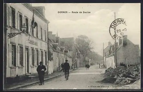 AK Dornes, Route de Decize avec cycliste et passants