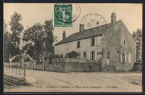 AK Dornecy, Place de la Fontaine avec bâtiment marqué Tabac et arbres environnants