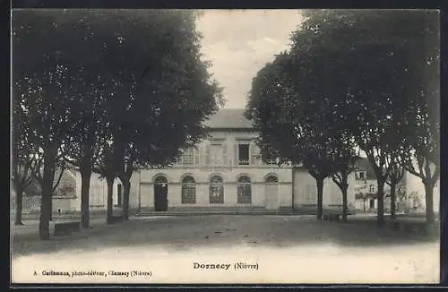 AK Dornes, Vue de l`hôtel de ville entouré d`arbres