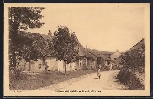 AK Dun-sur-Grandry, Rue du Château avec enfant marchant sur la route