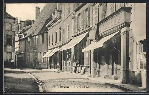 AK Decize, La Grande-Rue avec commerces et facades historiques