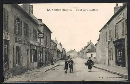 AK Decize, Faubourg d`Allier avec passants et commerces