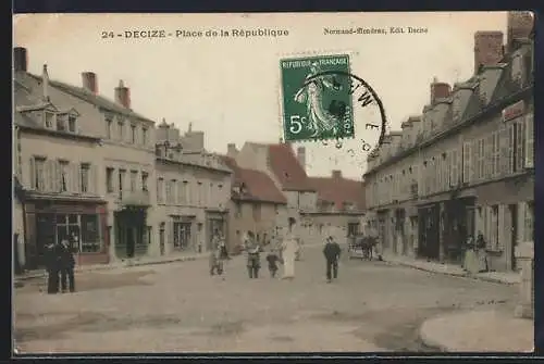 AK Decize, Place de la République avec passants et bâtiments historiques