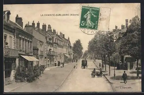 AK La Charité-sur-Loire, Rue principale animée avec passants et voitures à cheval