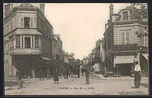 AK Cosne, Rue du 14 Juillet animée avec passants et commerces