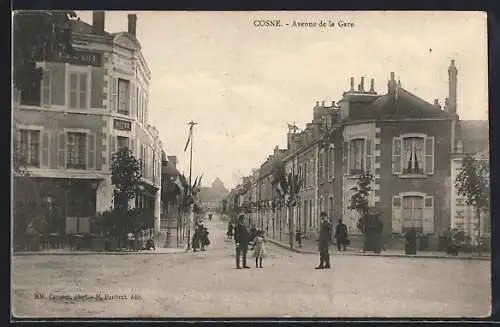 AK Cosne, Avenue de la Gare avec passants et bâtiments typiques