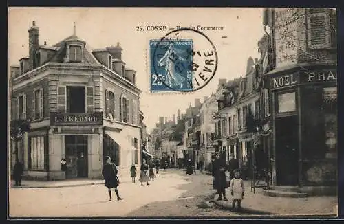 AK Cosne, Rue du Commerce animée avec des passants et bâtiments historiques