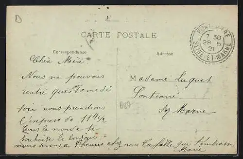 AK Cosne, Rue du Commerce animée avec des passants et bâtiments historiques