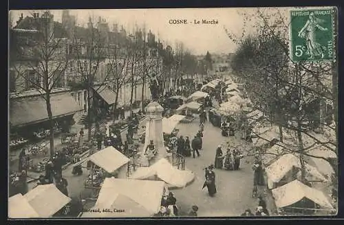 AK Cosne, Le Marché animé avec des étals et des passants sous les arbres