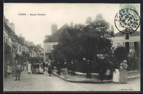AK Cosne, Square Gambon avec passants et bâtiments historiques