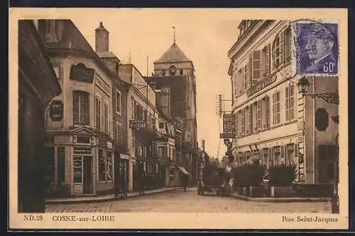 AK Cosne-sur-Loire, Rue Saint-Jacques animée avec commerces et tour en arrière-plan
