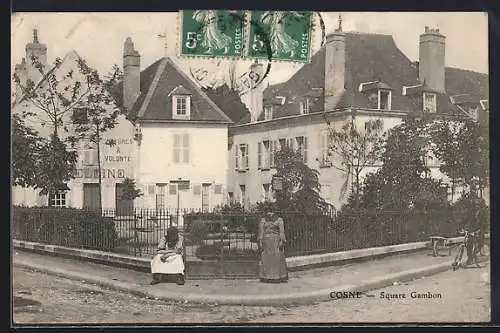 AK Cosne, Square Gambon avec personnages devant une clôture en fer forgé