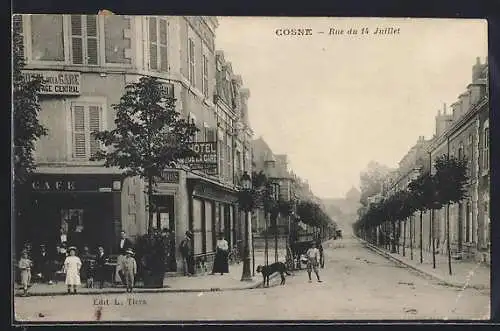 AK Cosne, Rue du 14 Juillet avec café et hôtel de la gare
