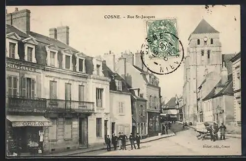 AK Cosne, Rue St-Jacques mit Blick auf historische Gebäude und Kirchturm