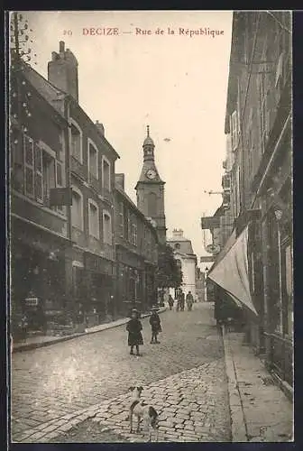 AK Decize, Rue de la République avec église en arrière-plan et enfants jouant sur la rue pavée