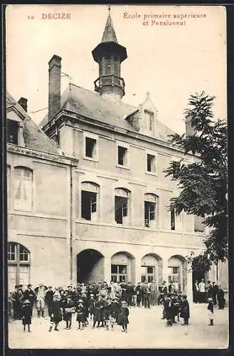 AK Decize, École primaire supérieure et Pensionnat avec élèves devant le bâtiment
