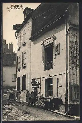 AK Clamecy, Vieille Maison avec groupe de personnes devant la facade