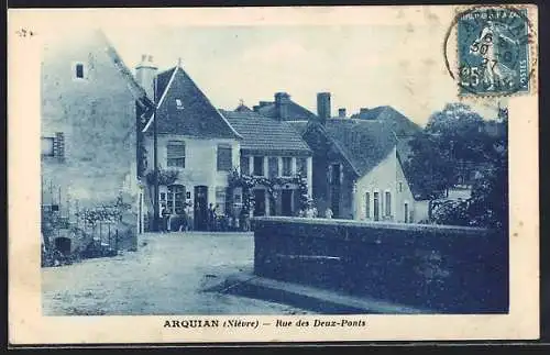 AK Arquian, Rue des Deux-Ponts avec bâtiments et pont au premier plan
