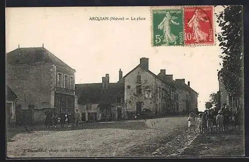 AK Arquian, La place avec des habitants rassemblés et bâtiments en arrière-plan