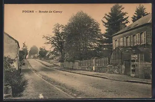 AK Fours, Route de Cercy avec bâtiments et arbres bordant la rue