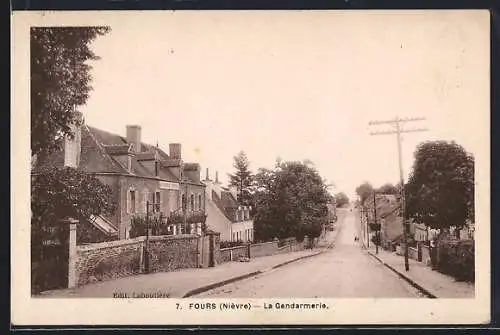 AK Fours, La Gendarmerie et la rue principale