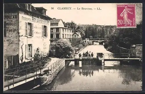AK Clamecy, Le Beuvron et pont avec personnages sur le quai