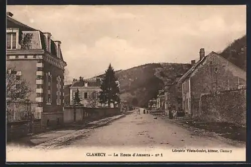 AK Clamecy, La Route d`Auxerre avec maisons et collines en arrière-plan