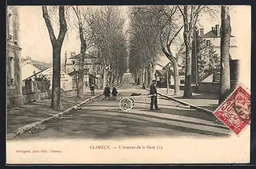AK Clamecy, L`Avenue de la Gare avec un homme et une charrette