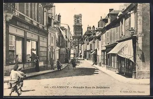AK Clamecy, Grande Rue de Béthléem avec boutiques et passants animés