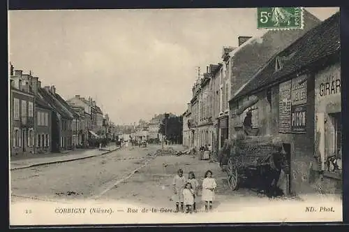 AK Corbigny, Rue de la Gare avec enfants devant une charrette de foin