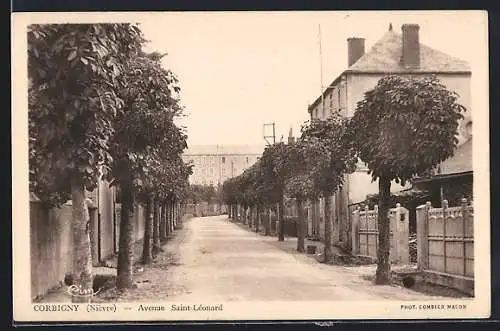 AK Corbigny, Avenue Saint-Léonard avec arbres et maisons adjacentes