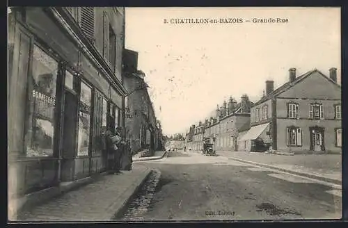 AK Chatillon-en-Bazois, Vue de la Grande-Rue avec boutiques et passants