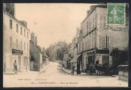 AK Châtillon, Rue de Nevers avec bâtiments et passants