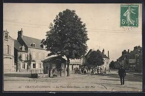 AK Château-Chinon, La Place Notre-Dame animée avec passants et arbres