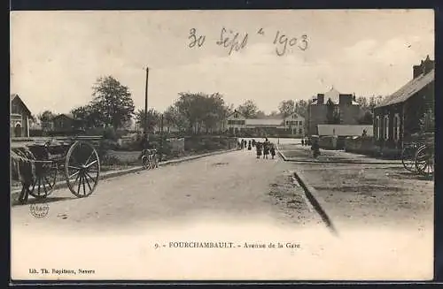 AK Fourchambault, Avenue de la Gare avec des charrettes et passants